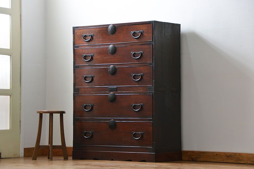 アンティーク家具　アンティーク 前面欅材の黒柿枠引き出しの上質な時代箪笥(衣装箪笥)