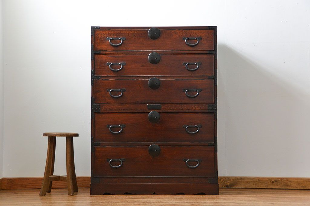 アンティーク家具　アンティーク 前面欅材の黒柿枠引き出しの上質な時代箪笥(衣装箪笥)