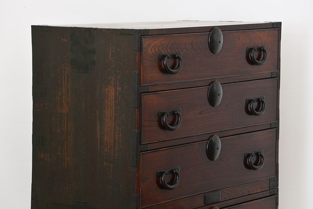アンティーク家具　アンティーク 前面欅材の黒柿枠引き出しの上質な時代箪笥(衣装箪笥)
