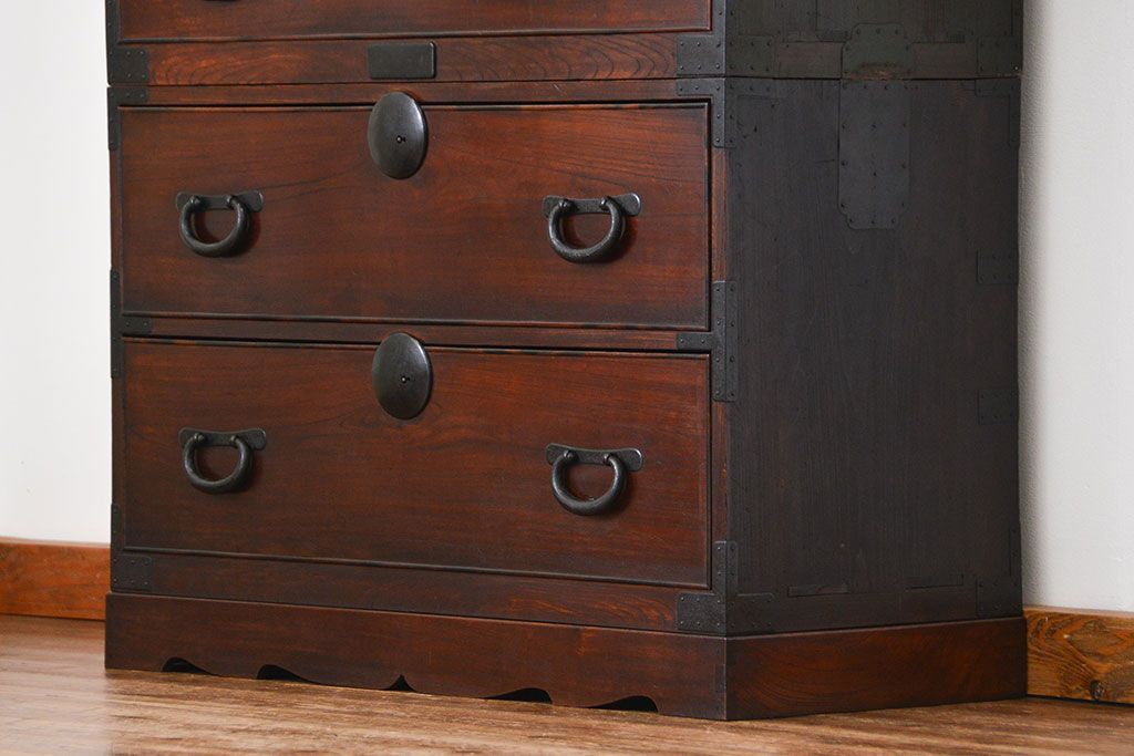 アンティーク家具　アンティーク 前面欅材の黒柿枠引き出しの上質な時代箪笥(衣装箪笥)