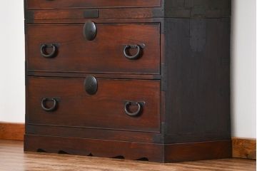 アンティーク家具　アンティーク 前面欅材の黒柿枠引き出しの上質な時代箪笥(衣装箪笥)