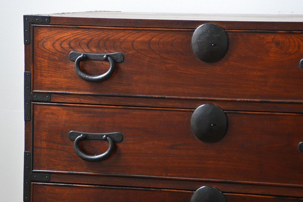 アンティーク家具　アンティーク 前面欅材の黒柿枠引き出しの上質な時代箪笥(衣装箪笥)