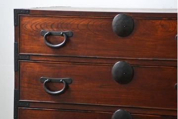 アンティーク家具　アンティーク 前面欅材の黒柿枠引き出しの上質な時代箪笥(衣装箪笥)