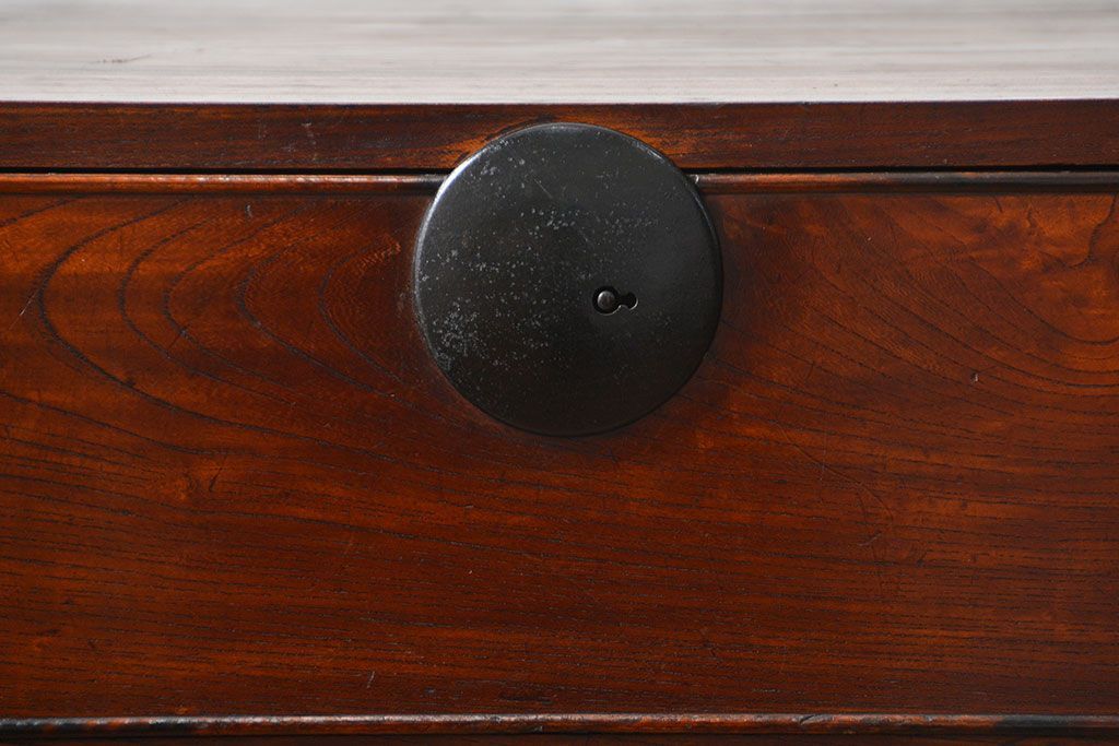 アンティーク家具　アンティーク 前面欅材の黒柿枠引き出しの上質な時代箪笥(衣装箪笥)