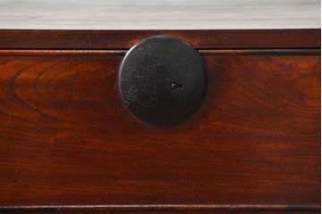 アンティーク家具　アンティーク 前面欅材の黒柿枠引き出しの上質な時代箪笥(衣装箪笥)