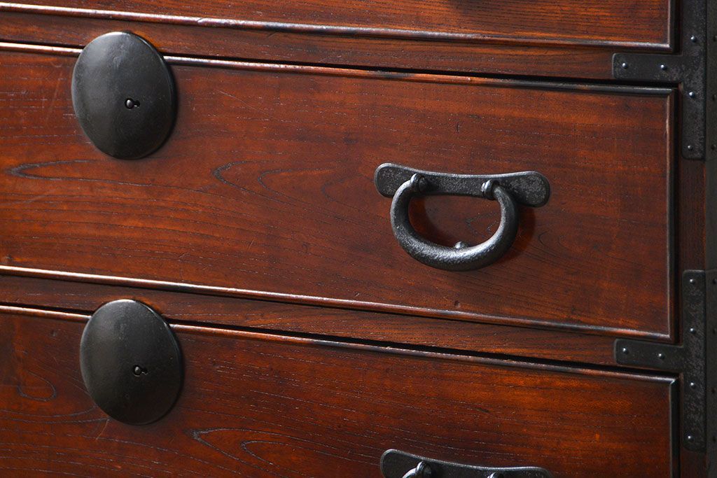 アンティーク家具　アンティーク 前面欅材の黒柿枠引き出しの上質な時代箪笥(衣装箪笥)