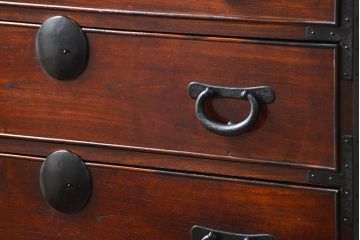 アンティーク家具　アンティーク 前面欅材の黒柿枠引き出しの上質な時代箪笥(衣装箪笥)