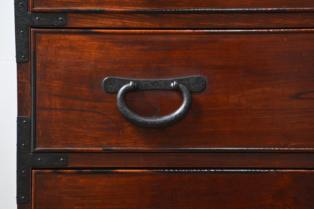 アンティーク家具　アンティーク 前面欅材の黒柿枠引き出しの上質な時代箪笥(衣装箪笥)