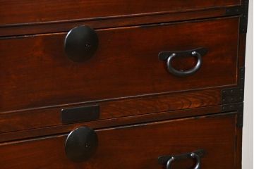 アンティーク家具　アンティーク 前面欅材の黒柿枠引き出しの上質な時代箪笥(衣装箪笥)