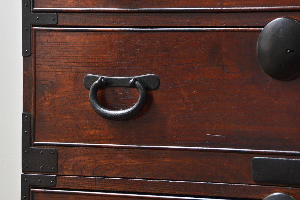 アンティーク家具　アンティーク 前面欅材の黒柿枠引き出しの上質な時代箪笥(衣装箪笥)