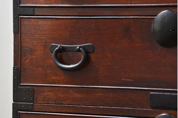 アンティーク家具　アンティーク 前面欅材の黒柿枠引き出しの上質な時代箪笥(衣装箪笥)