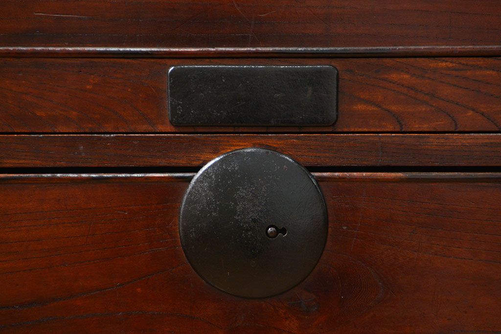 アンティーク家具　アンティーク 前面欅材の黒柿枠引き出しの上質な時代箪笥(衣装箪笥)