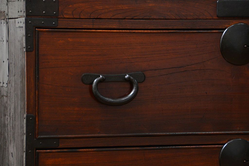 アンティーク家具　アンティーク 前面欅材の黒柿枠引き出しの上質な時代箪笥(衣装箪笥)