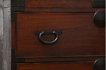 アンティーク家具　アンティーク 前面欅材の黒柿枠引き出しの上質な時代箪笥(衣装箪笥)