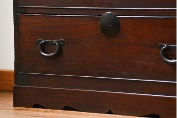 アンティーク家具　アンティーク 前面欅材の黒柿枠引き出しの上質な時代箪笥(衣装箪笥)