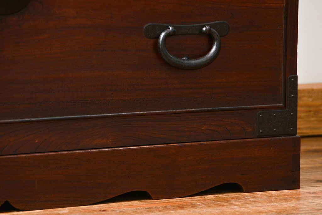 アンティーク家具　アンティーク 前面欅材の黒柿枠引き出しの上質な時代箪笥(衣装箪笥)