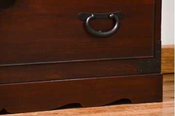 アンティーク家具　アンティーク 前面欅材の黒柿枠引き出しの上質な時代箪笥(衣装箪笥)