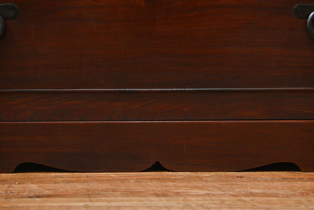 アンティーク家具　アンティーク 前面欅材の黒柿枠引き出しの上質な時代箪笥(衣装箪笥)