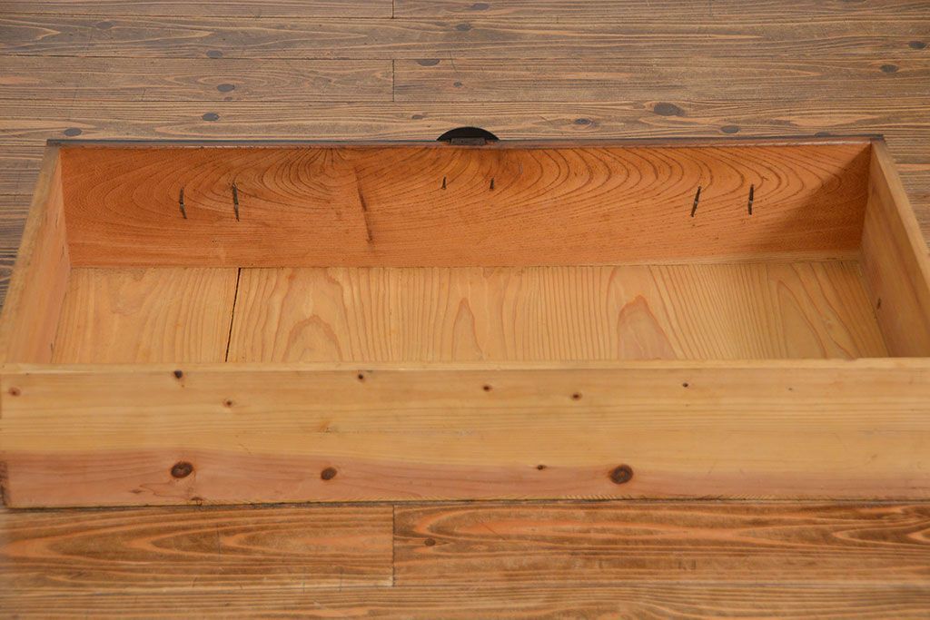 アンティーク家具　アンティーク 前面欅材の黒柿枠引き出しの上質な時代箪笥(衣装箪笥)