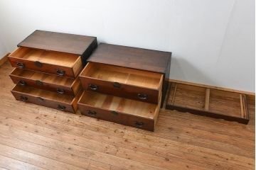 アンティーク家具　アンティーク 前面欅材の黒柿枠引き出しの上質な時代箪笥(衣装箪笥)