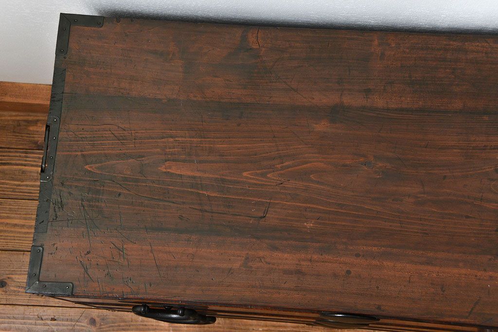 アンティーク家具　アンティーク 前面欅材の黒柿枠引き出しの上質な時代箪笥(衣装箪笥)