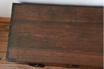 アンティーク家具　アンティーク 前面欅材の黒柿枠引き出しの上質な時代箪笥(衣装箪笥)