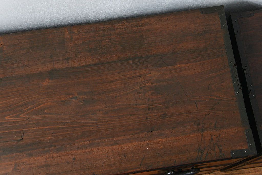 アンティーク家具　アンティーク 前面欅材の黒柿枠引き出しの上質な時代箪笥(衣装箪笥)