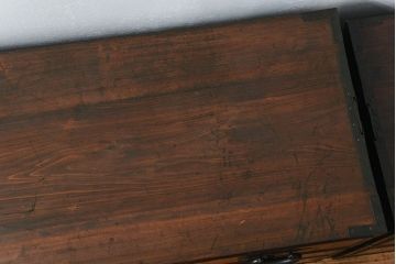 アンティーク家具　アンティーク 前面欅材の黒柿枠引き出しの上質な時代箪笥(衣装箪笥)