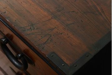 アンティーク家具　アンティーク 前面欅材の黒柿枠引き出しの上質な時代箪笥(衣装箪笥)