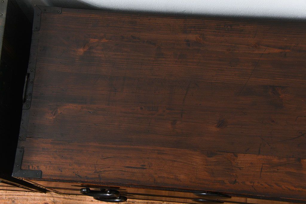 アンティーク家具　アンティーク 前面欅材の黒柿枠引き出しの上質な時代箪笥(衣装箪笥)