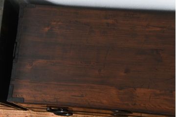 アンティーク家具　アンティーク 前面欅材の黒柿枠引き出しの上質な時代箪笥(衣装箪笥)