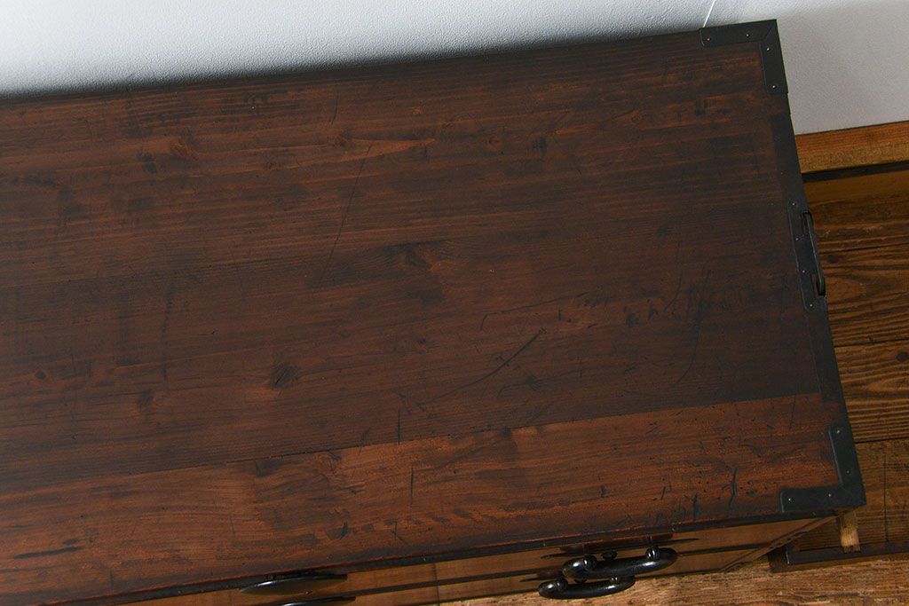 アンティーク家具　アンティーク 前面欅材の黒柿枠引き出しの上質な時代箪笥(衣装箪笥)