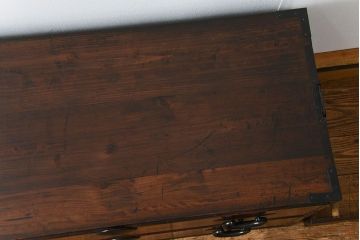 アンティーク家具　アンティーク 前面欅材の黒柿枠引き出しの上質な時代箪笥(衣装箪笥)