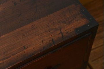 アンティーク家具　アンティーク 前面欅材の黒柿枠引き出しの上質な時代箪笥(衣装箪笥)