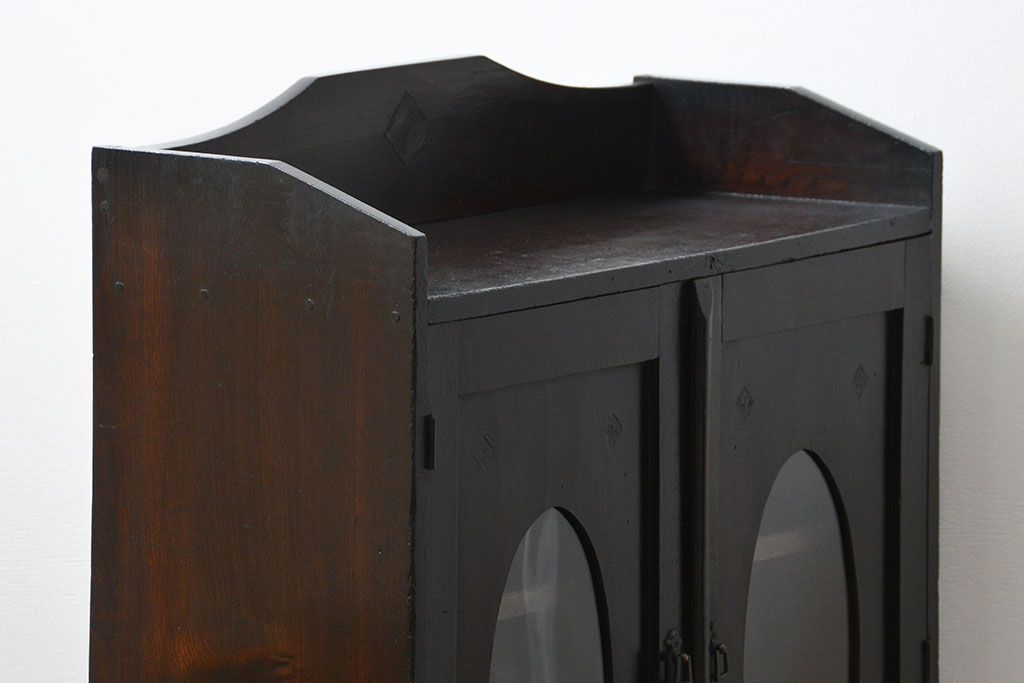 アンティーク家具　アンティーク 古い栓材の小振りな丸窓本箱(ブックケース、収納棚)