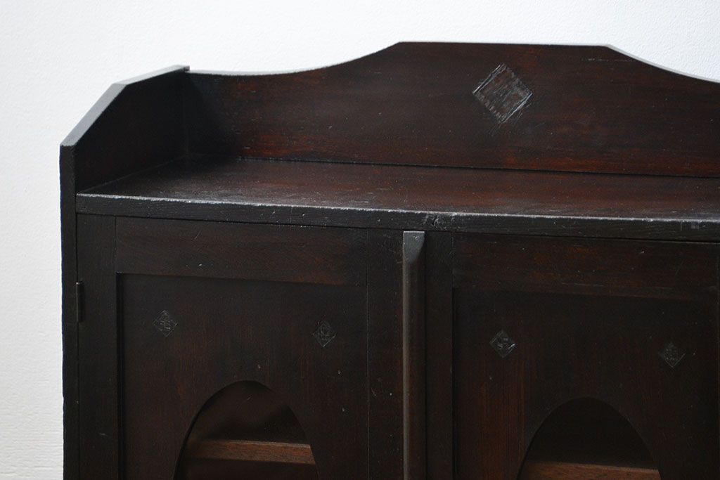 アンティーク家具　アンティーク 古い栓材の小振りな丸窓本箱(ブックケース、収納棚)