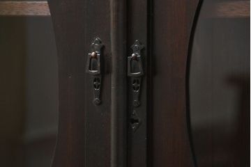 アンティーク家具　アンティーク 古い栓材の小振りな丸窓本箱(ブックケース、収納棚)