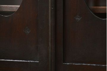 アンティーク家具　アンティーク 古い栓材の小振りな丸窓本箱(ブックケース、収納棚)