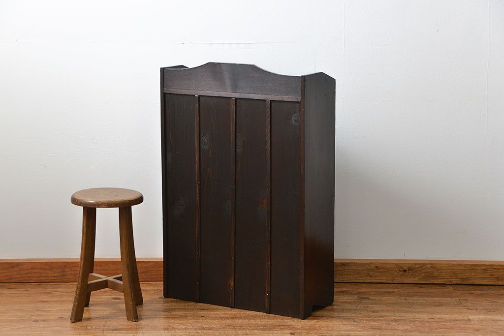 アンティーク家具　アンティーク 古い栓材の小振りな丸窓本箱(ブックケース、収納棚)