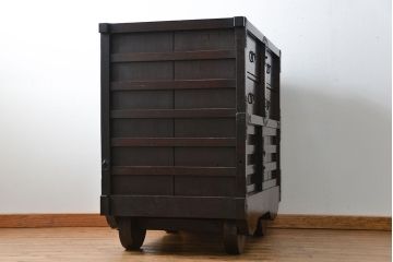 アンティーク家具　古民具・骨董 極厚金具の三国車箪笥(帳場箪笥、船箪笥)
