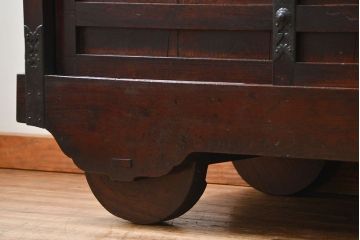 アンティーク家具　古民具・骨董 極厚金具の三国車箪笥(帳場箪笥、船箪笥)