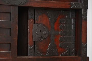 アンティーク家具　古民具・骨董 極厚金具の三国車箪笥(帳場箪笥、船箪笥)