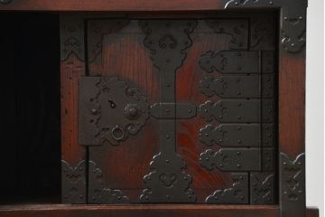 アンティーク家具　古民具・骨董 極厚金具の三国車箪笥(帳場箪笥、船箪笥)