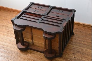 アンティーク家具　古民具・骨董 極厚金具の三国車箪笥(帳場箪笥、船箪笥)