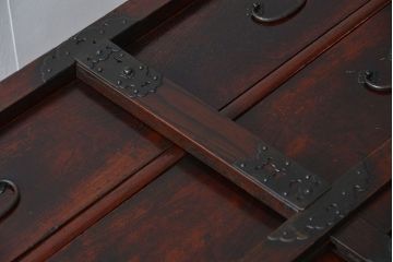 アンティーク家具　古民具・骨董 極厚金具の三国車箪笥(帳場箪笥、船箪笥)