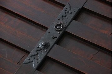 アンティーク家具　古民具・骨董 極厚金具の三国車箪笥(帳場箪笥、船箪笥)
