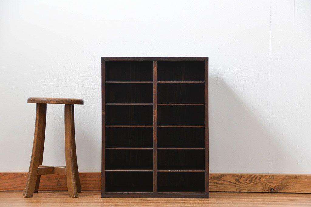 アンティーク家具　アンティーク 古い木の小振りな書類棚(マス目棚、収納棚、飾り棚)