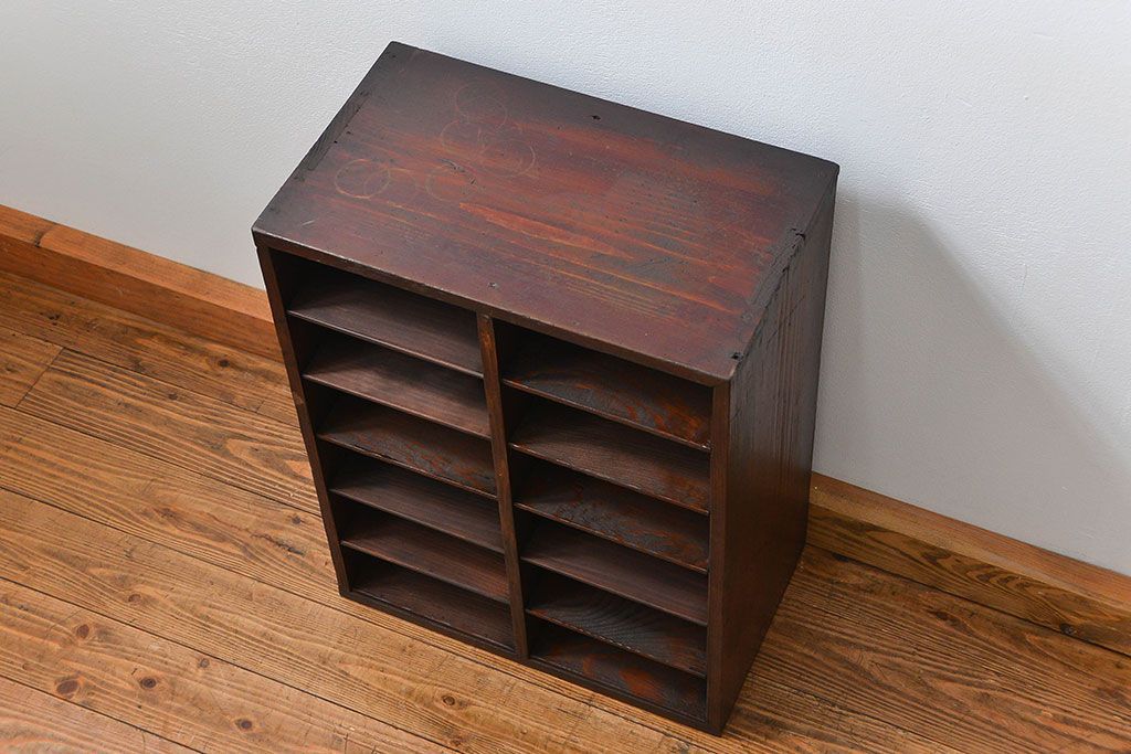 アンティーク家具　アンティーク 古い木の小振りな書類棚(マス目棚、収納棚、飾り棚)