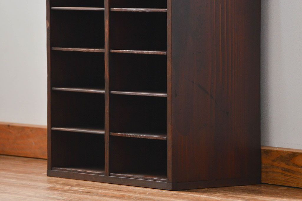 アンティーク家具　アンティーク 古い木の小振りな書類棚(マス目棚、収納棚、飾り棚)