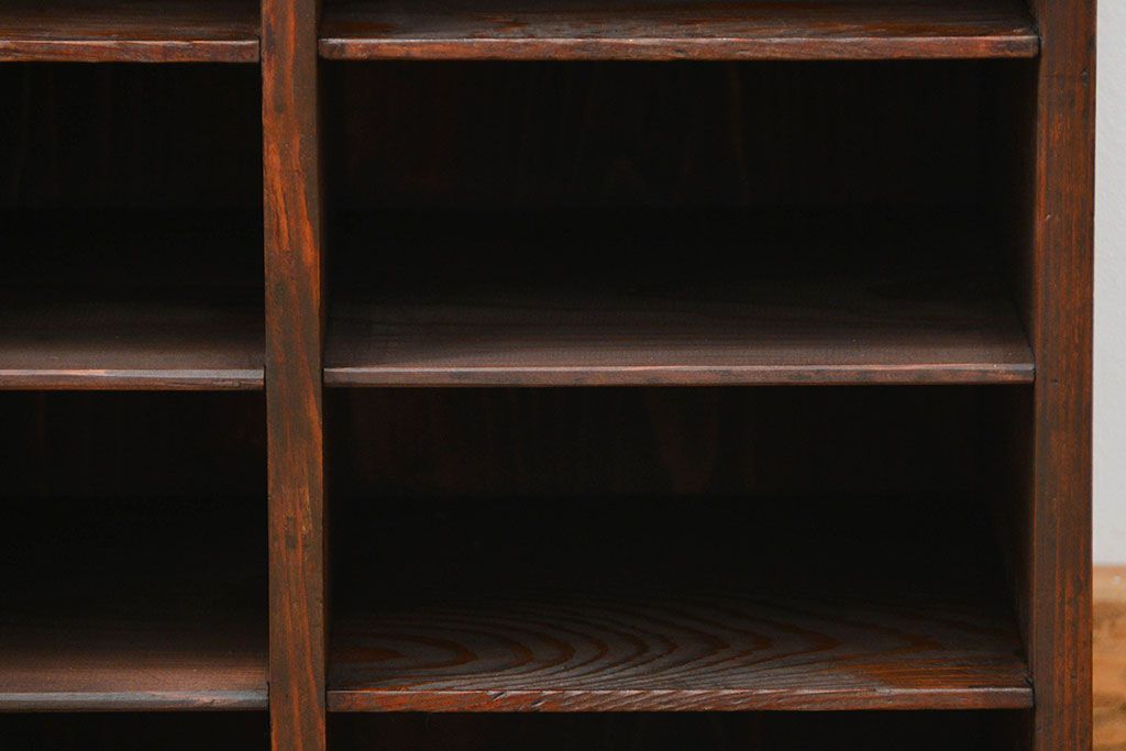 アンティーク家具　アンティーク 古い木の小振りな書類棚(マス目棚、収納棚、飾り棚)